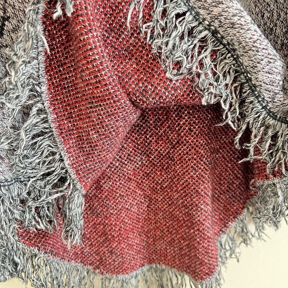 Mossimo Supply Womens‎ Sweater L/XL Gray Poncho Cape Batwing Knit Tribal Fringe - Picture 11 of 17